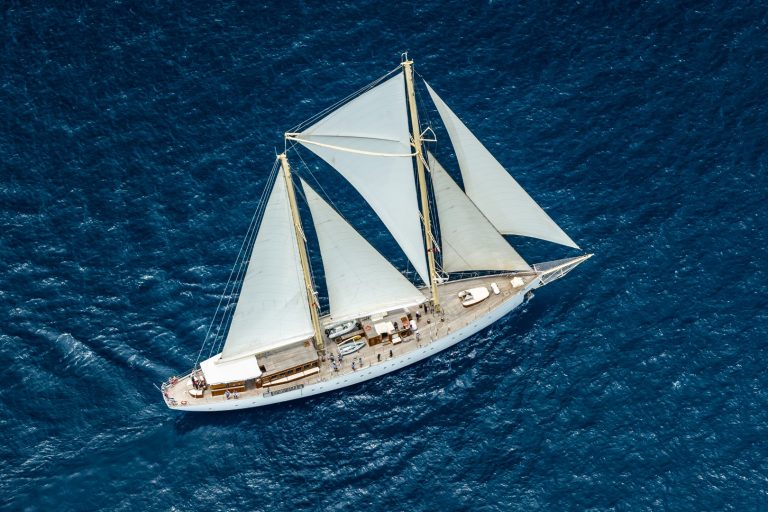 follow red unterstützt Sailing-Classics bei Investorenkommunikation für den Bau der ersten kommerziellen „Zero-Emission“-Segelyacht der Welt