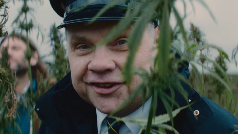 Jung von Matt SAGA und die Berliner Verkehrsbetriebe verticken essbare Hanftickets, um entspannt auf Weihnachten zuzufahren.