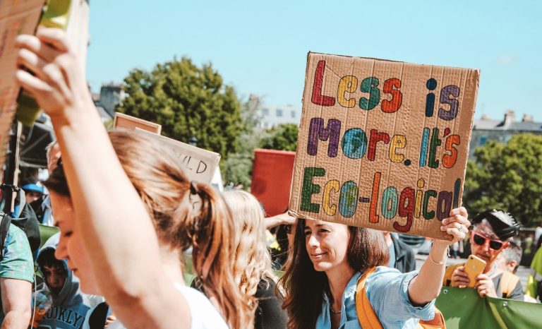 Warum gerade Marken Konsument:innen zu mehr Genügsamkeit inspirieren sollten