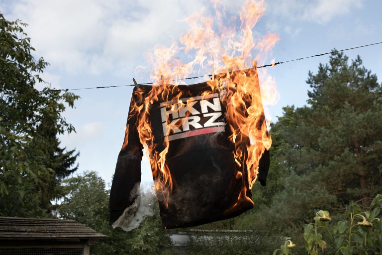 Recht gegen Rechts: Jung von Matt SPREE und Laut gegen Nazis e.V. sichern sich Wortmarken an rechten Codes – und machen Nazi-Merch-Vertreibern einen Strich durch ihre Rechnungen.