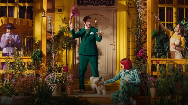 VML und DocMorris launchen humorvolle Kampagne “Die Gesundbergs“ zum Start des E-Rezepts