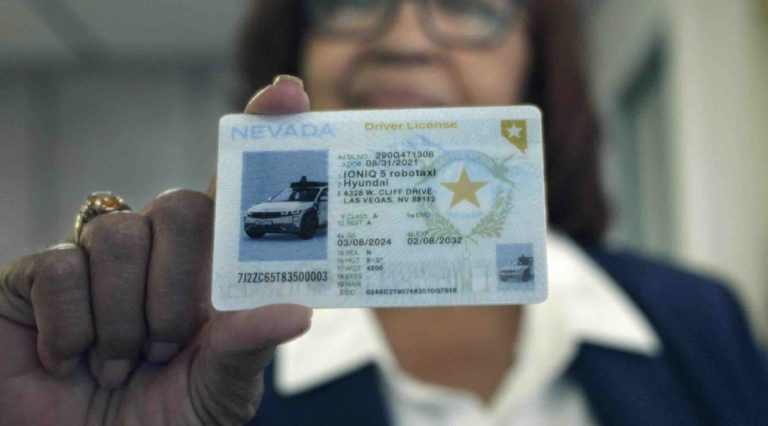 Hyundais IONIQ5 Robotaxi besteht als erstes autonomes Fahrzeug den Führerschein.