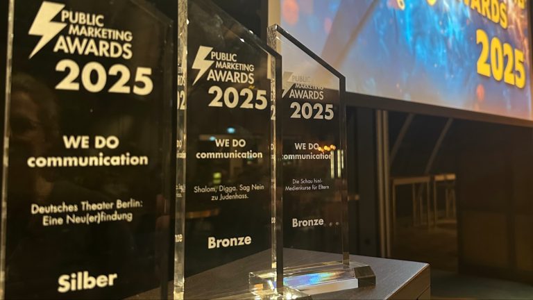 WE DO gewinnt drei Public Marketing Awards 2025 – insgesamt 12 Auszeichnungen