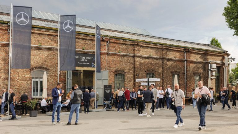 OVAL realisiert globale Training Experience für Mercedes-Benz