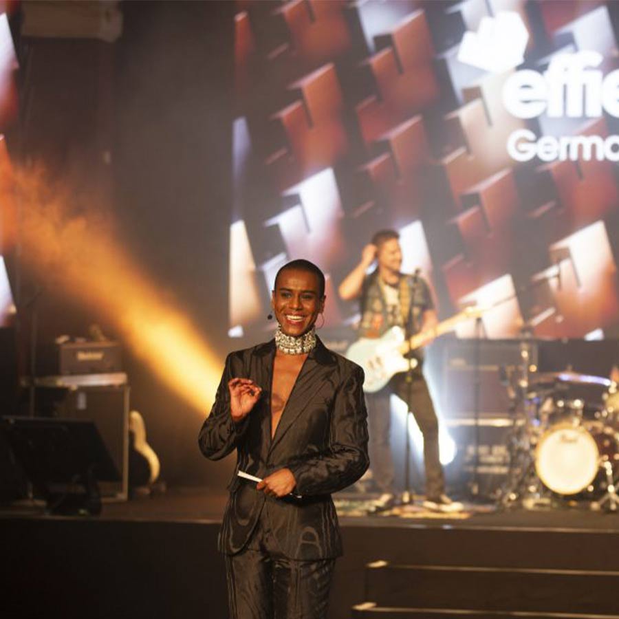 Tarik Tesfu moderiert die Effie Germany Gala im Jahr 2023