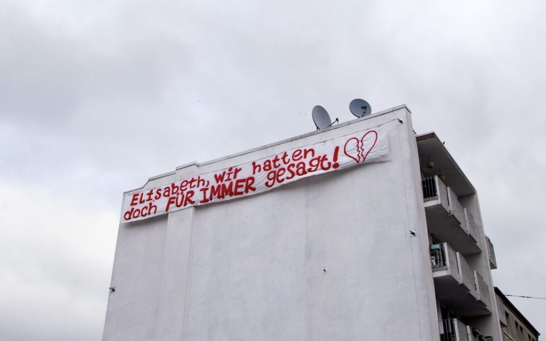 Riesiges Liebesbanner in Köln lässt das Internet nach Elisabeth suchen – und schließlich auf RTL+ finden
