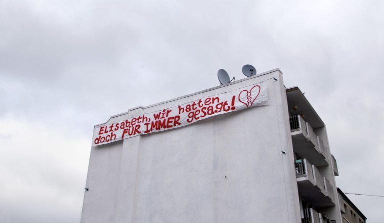 Riesiges Liebesbanner in Köln lässt das Internet nach Elisabeth suchen – und schließlich auf RTL+ finden