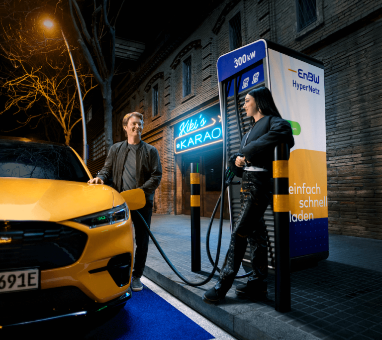 EnBW und Jung von Matt NECKAR launchen E-Mobilitätskampagne mit Nico Rosberg und Sängerin Elif als Testimonials.