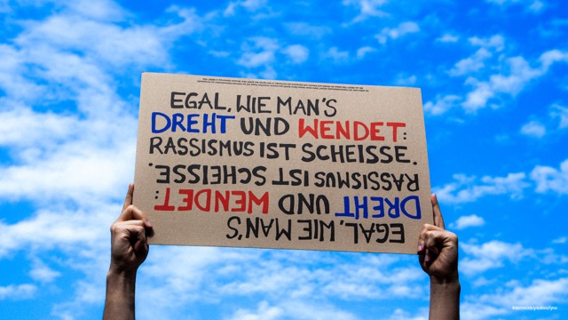 Democracy is ABOUT YOU: Fashion mit Engagement Im Rahmen der Europawahl startet der Online-Fashion-Store gemeinsam mit der Kreativagentur Jung von Matt HAMBURG eine Initiative für Demokratie und Vielfalt.